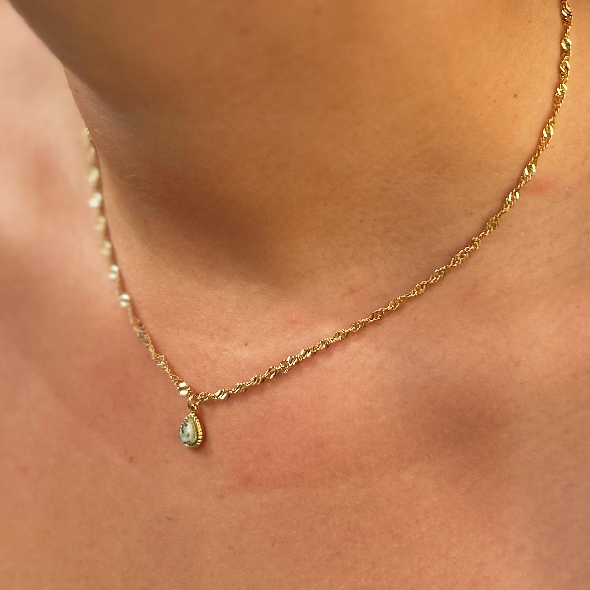 Collier Iris, porté avec lumière naturelle - L'atelier de Julia