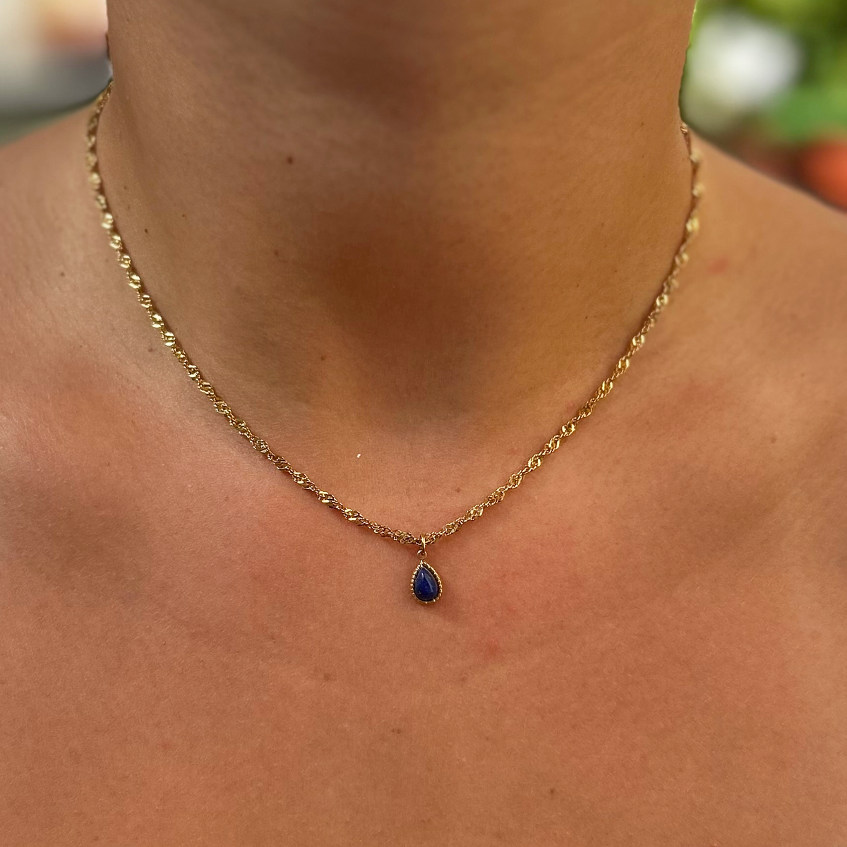 Collier Iris, pendentif porté au cou - L'atelier de Julia