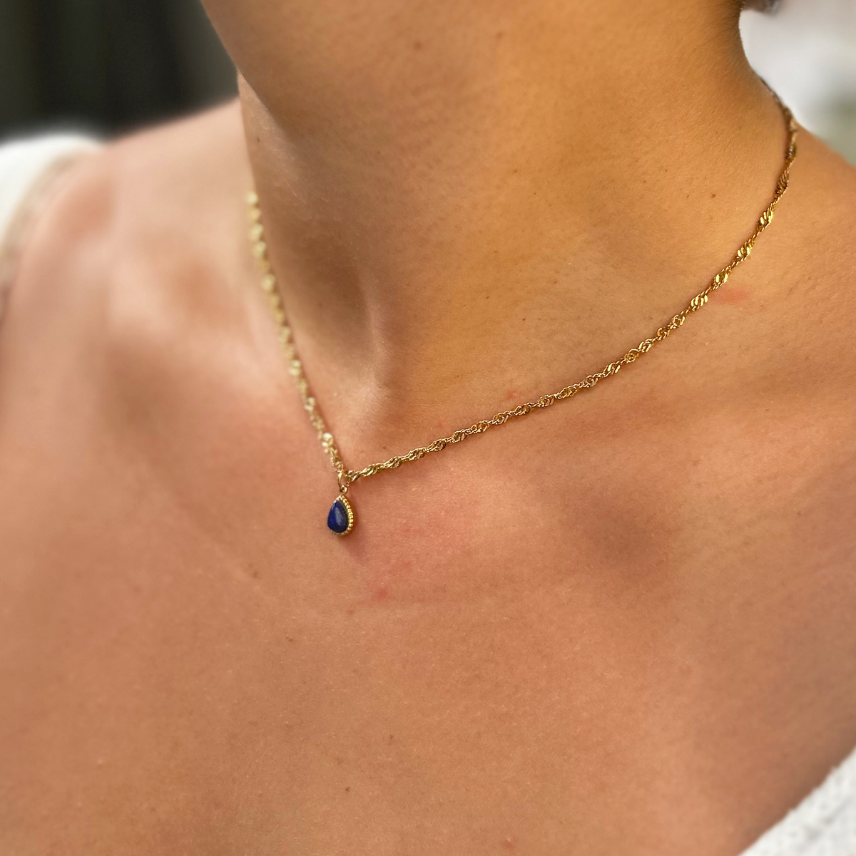 Collier Iris, gros plan pendentif porté - L'atelier de Julia