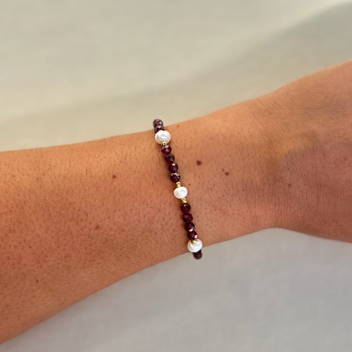 Bracelet Adèle en grenat rouge et perles d'eau douce, porté au poignet - L'atelier de Julia