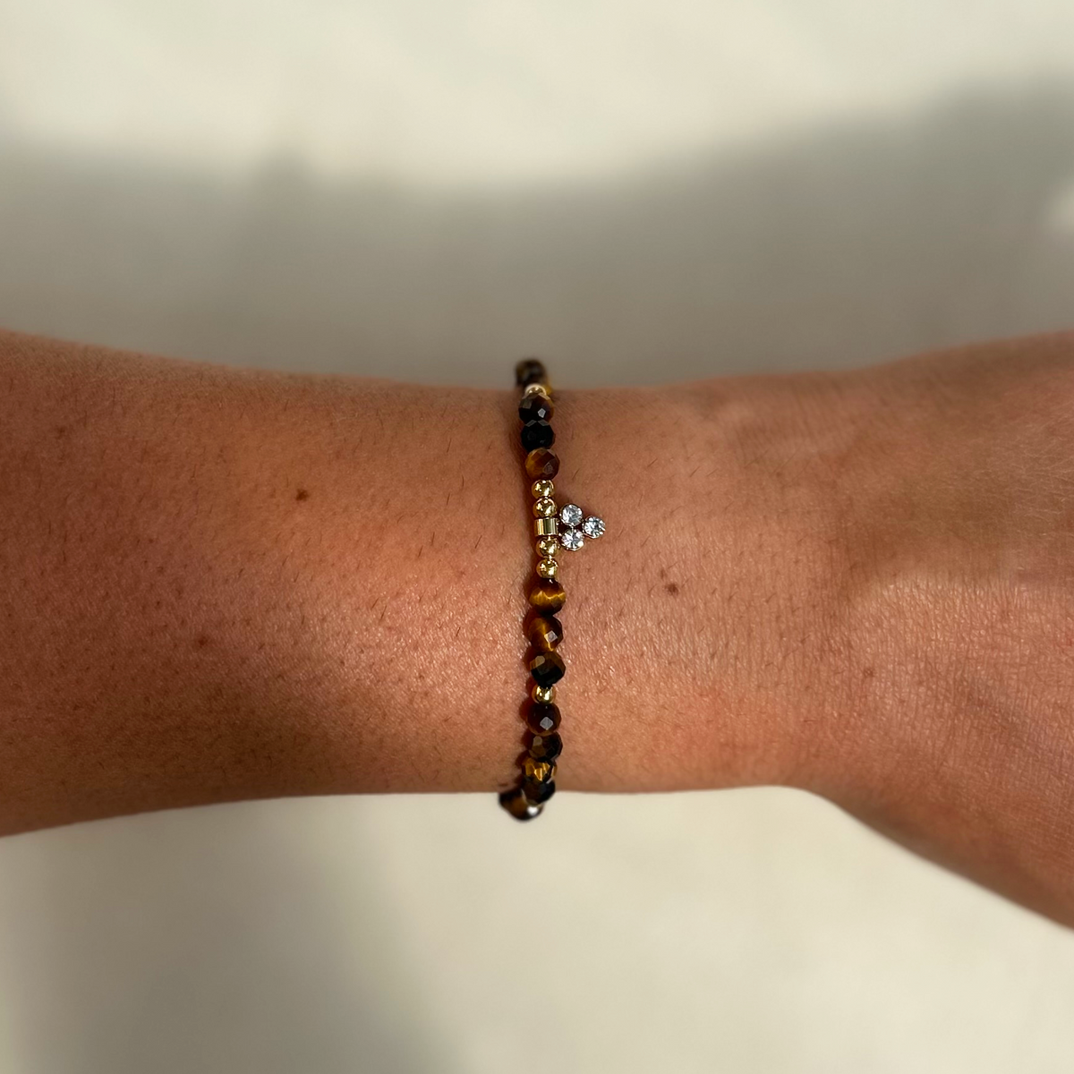 Bracelet Victoire en œil de tigre, porté au poignet - L'atelier de Julia