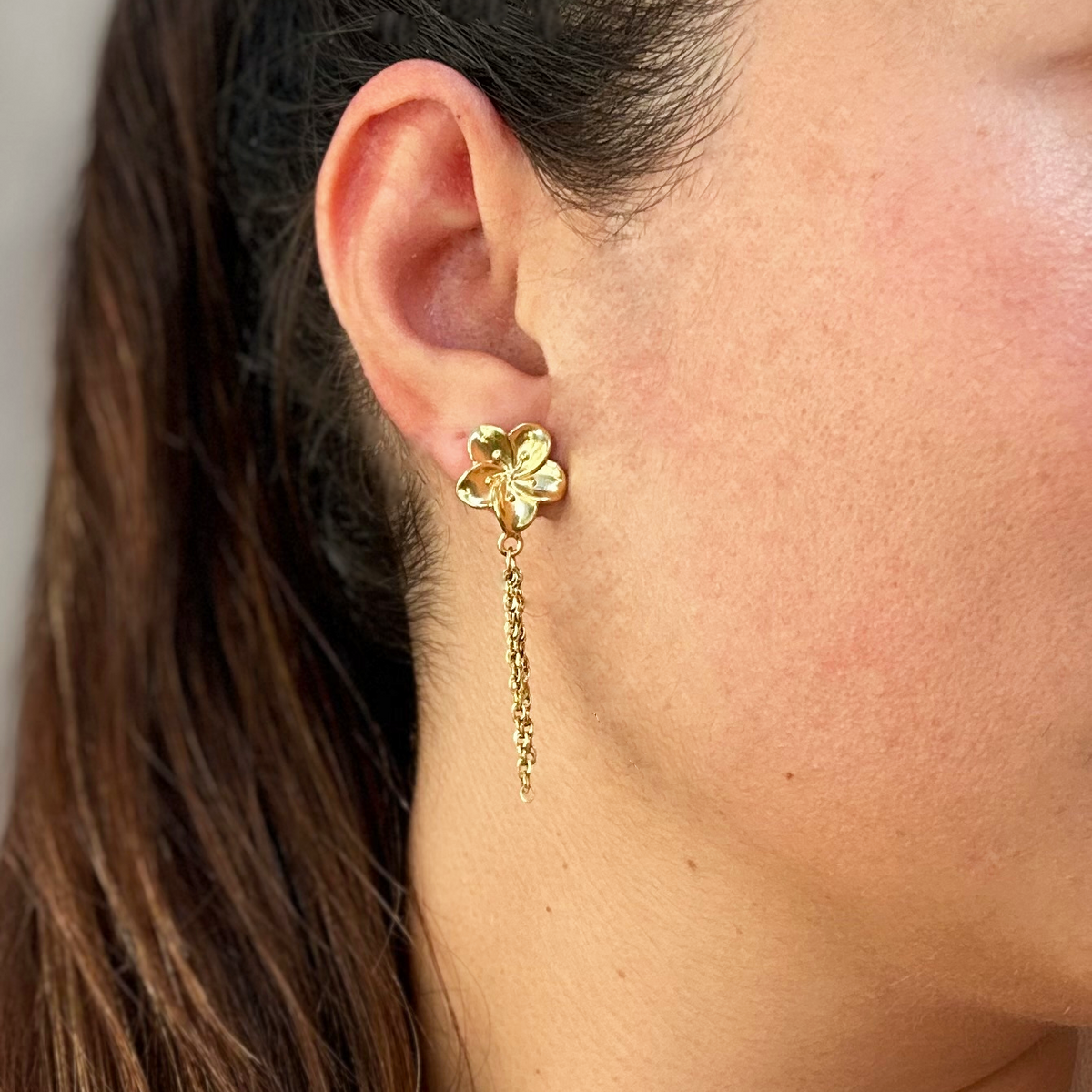 Clous d'oreilles Leila pendants dorés, portés - L'atelier de Julia