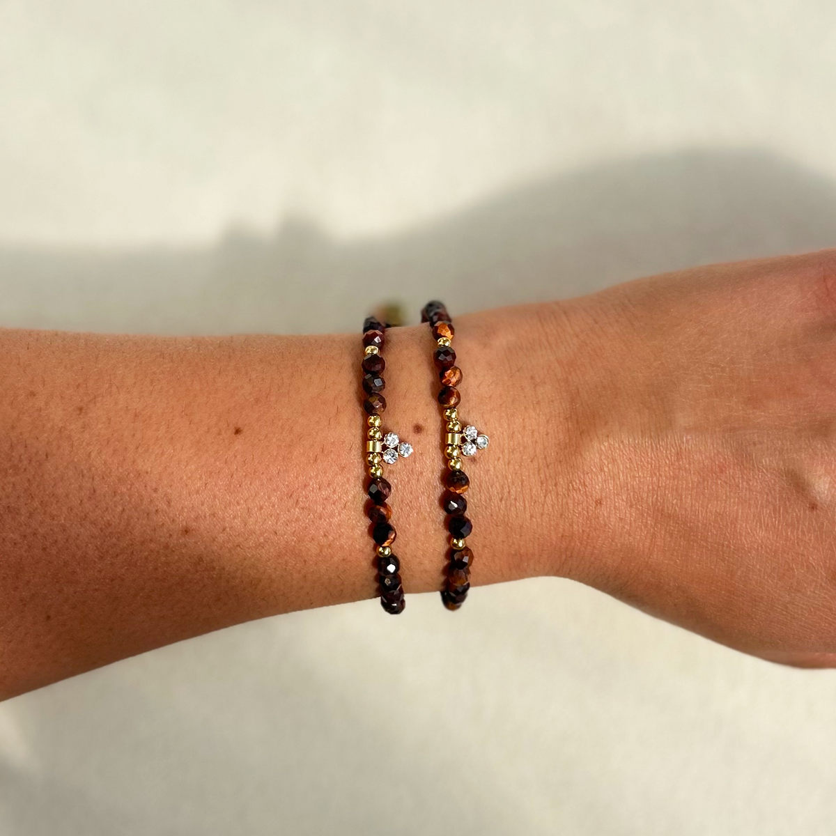 Bracelet Victoire en œil de taureau, porté au poignet - L'atelier de Julia
